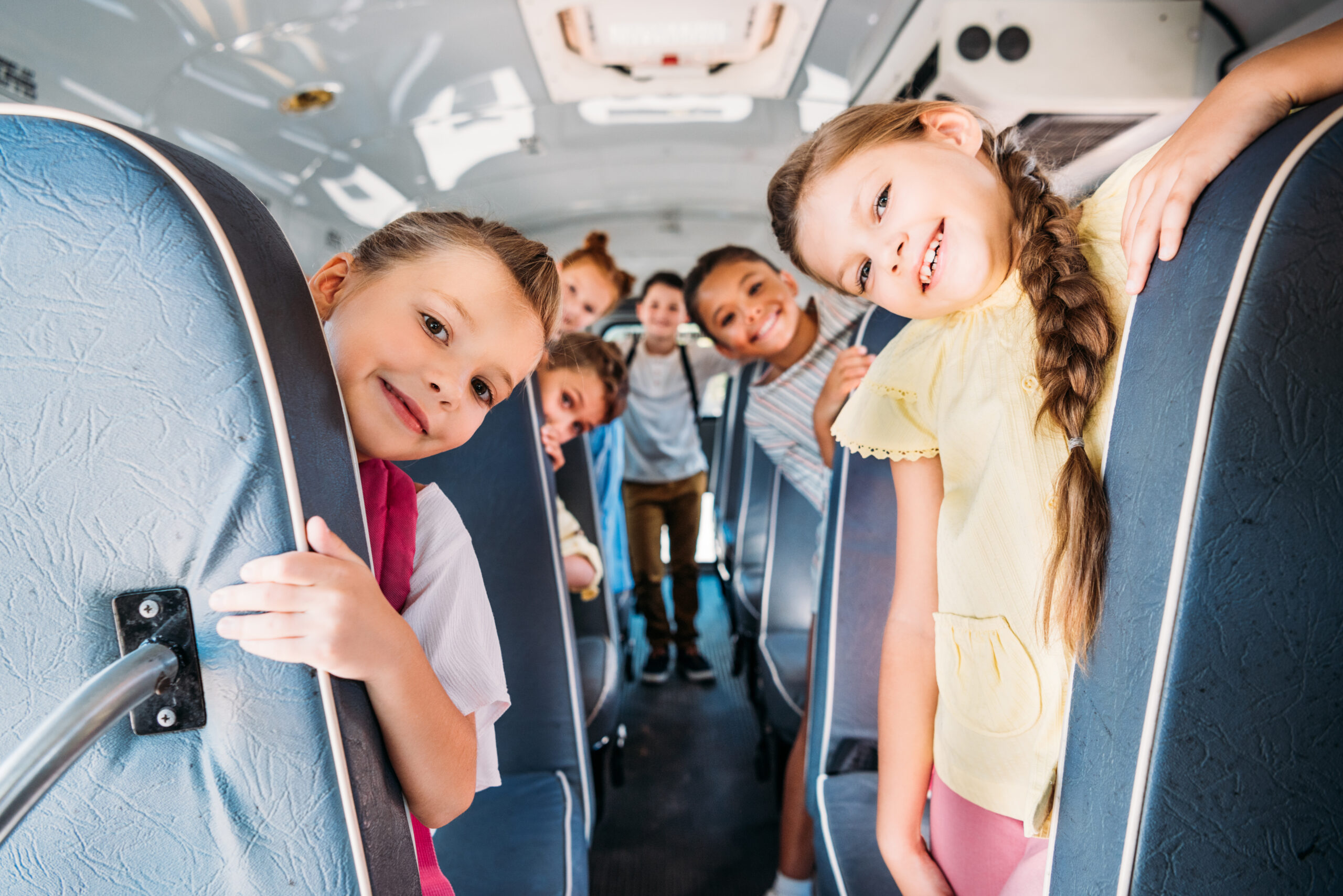 Пассажиры с детьми в автобусе. Экскурсии для школьников. Дети в автобусе на экскурсии. Автобус для детей. Школьные экскурсии автобусные.